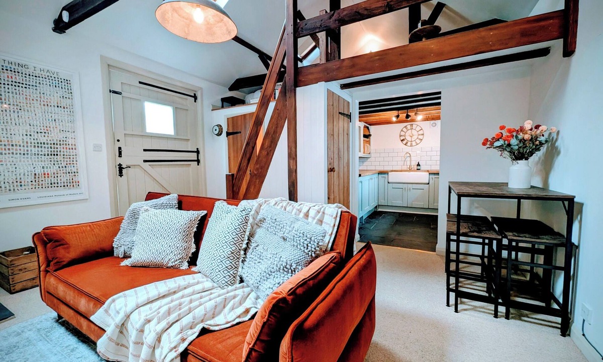 Leatherhead Apartment | Stylish 1BD Cottage with Fireplace | Parking