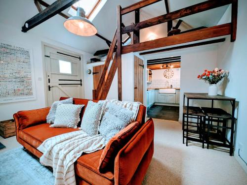 Leatherhead House | Stylish 1BD Cottage with Fireplace and Parking