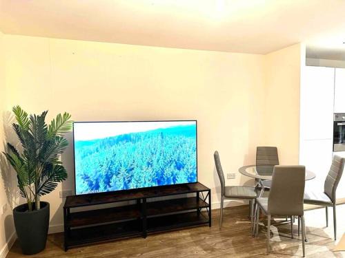 Thames Apartment | Stylish 1bed apartment, sleeps 4 in Barking Ig11