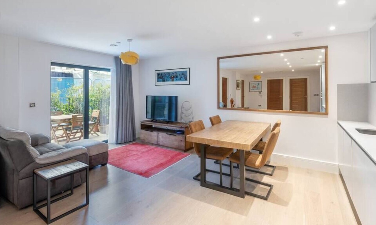 Highgate Condo | Stylish 2 Bed 2 Bath In Highgate & Free Parking