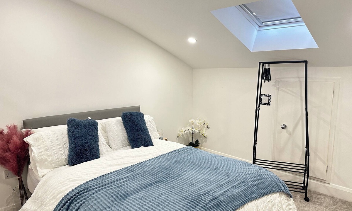 Dudley Apartment | Stylish 2 Bed Apartment - Sleeps 4 - Free Parking