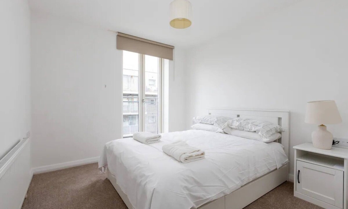Tower Hamlets Apartment | Stylish 2 Bed Duplex by Canal - Bow