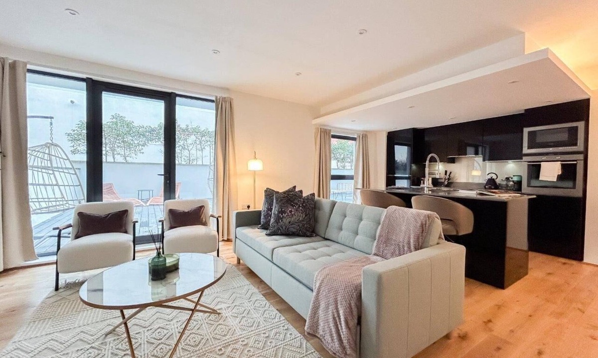 North Kensington Apartment | Stylish 2 bed flat with large terrace and parking