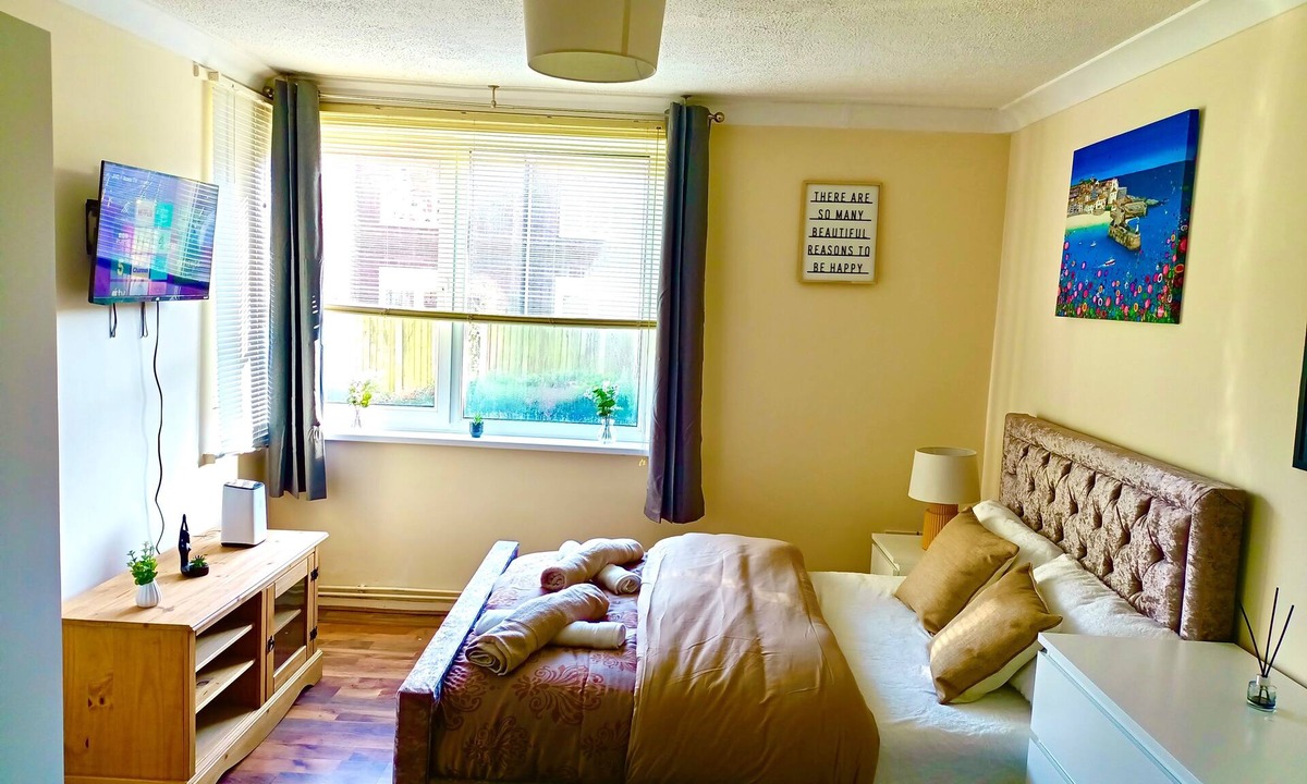 Telford Apartment | Stylish 2-bed home in Telford