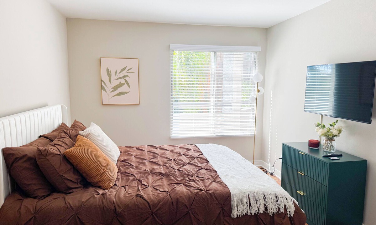 West Hollywood Apartment | Stylish 2-bedroom Oasis in welcoming West Hollywood