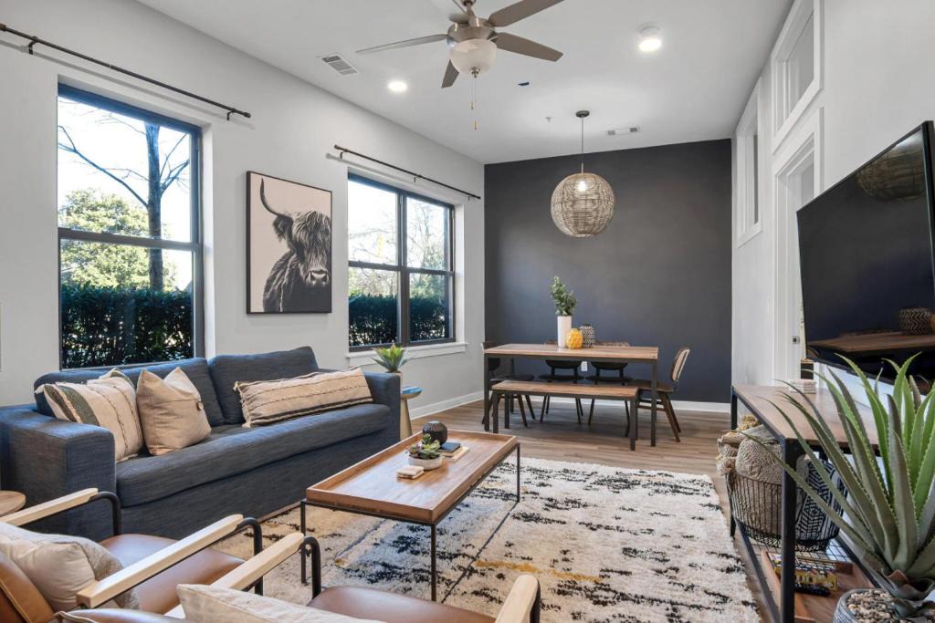 Hillsboro Village House | STYLISH 2 Bedroom 3 Bed Near Restaurants and Vandy