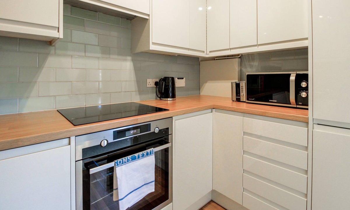 Hatfield Apartment | Stylish 2 Bedroom Maisonette