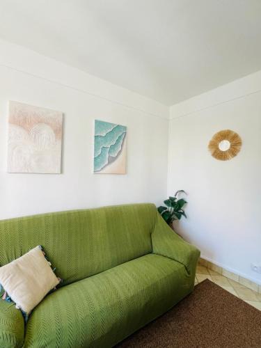 Saint-Mande Apartment | Stylish 2 Bedrooms near Metro 1 King bed & quiet retreat