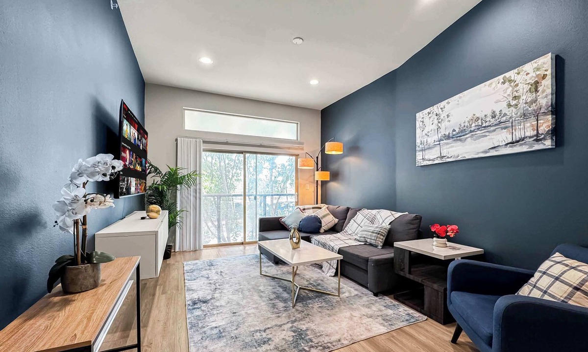 Deep Ellum Apartment | Stylish 2BD| Deep Ellum | Free Parking | Pool Gym