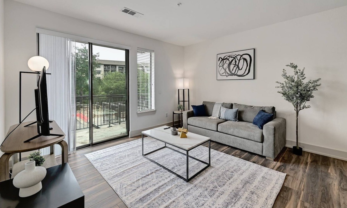 East Oak Hill Apartment | Stylish 2Bed/2Bath Apt + 1G WiFi + Parking