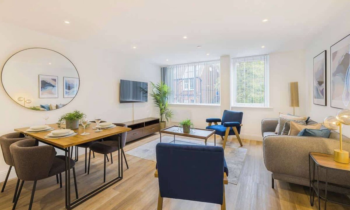 Gravesend Apartment | Stylish 2BR 2BA Flat in Gravesend – Sleeps 4