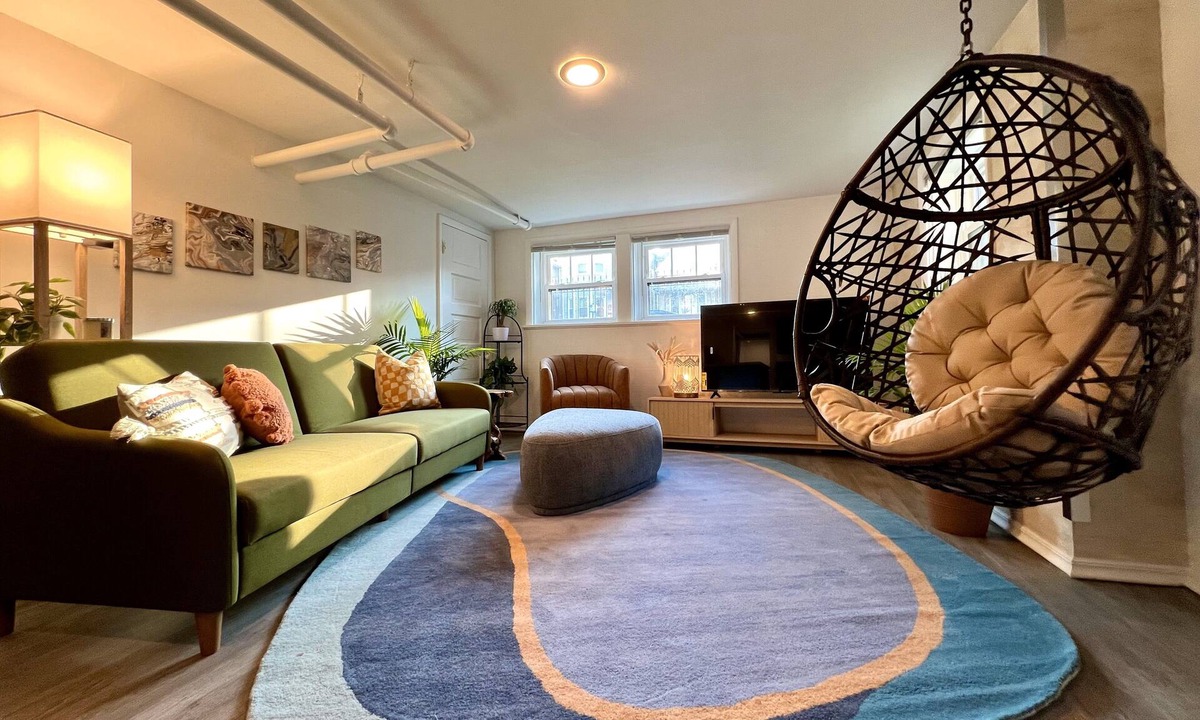 Irving Park East Apartment | Stylish 2BR Apt in Irving Park