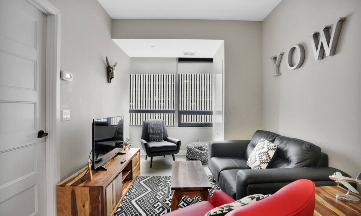 Centretown Apartment | Stylish 2BR Apt w/Cinema, GYM, & Skyline Views!