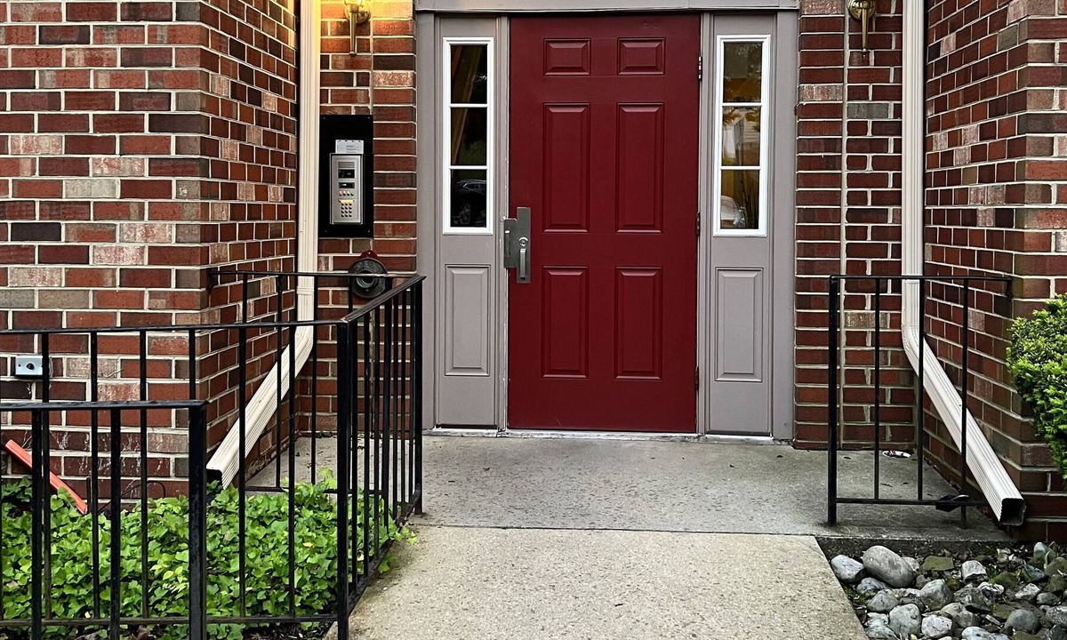 Lake Arbor Condo | Stylish 2BR condo near University of Maryland Capital Region Medical Center