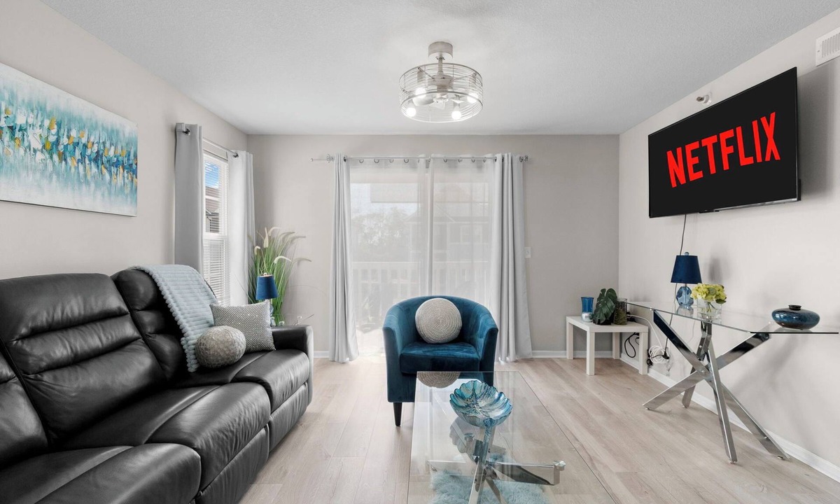 Kansas City Condo | Stylish 2BR Condo, KING Bed Ensuite in Master BR,Near HWYS, Fast Wifi,Fifa Ready