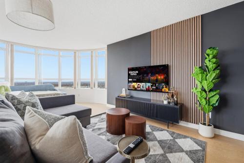 Downtown Mississauga Apartment | Stylish 2br High-Rise - Sleeps 7 - YYZ