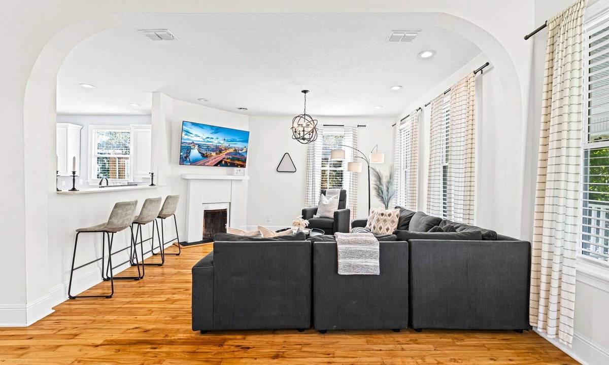 Springfield Apartment | Stylish 2BR in Historic Home | Walk to Events