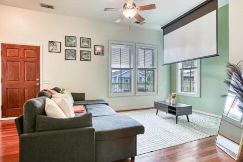 Metropolitan House | Stylish 2BR Minutes to Downtown - Prime Location