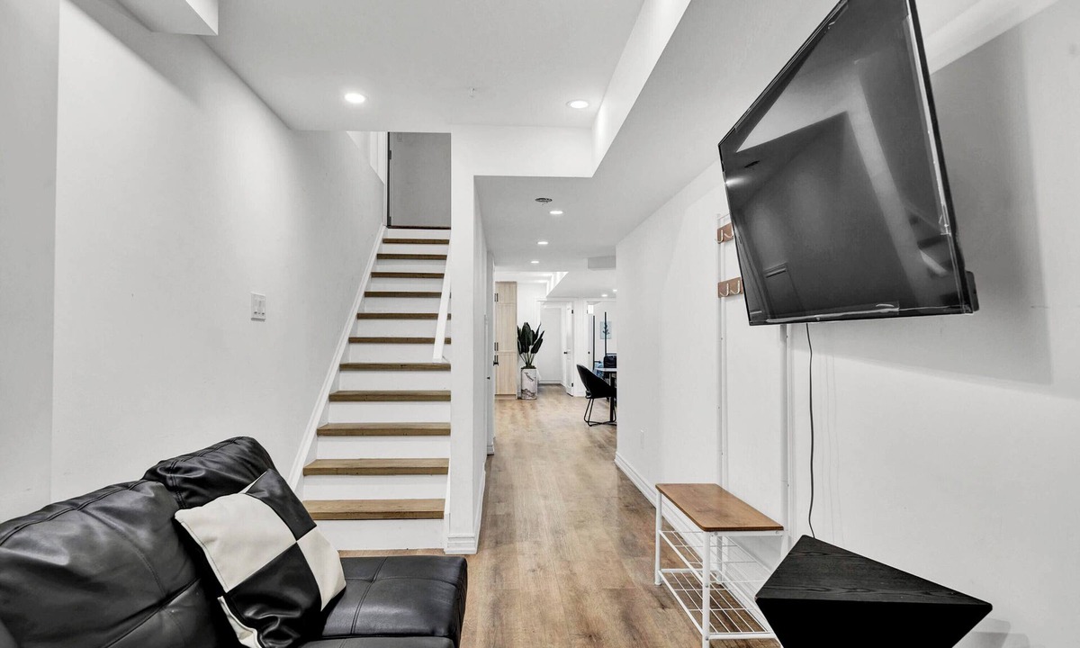 Markham House | Stylish 2BR Suite in Markham