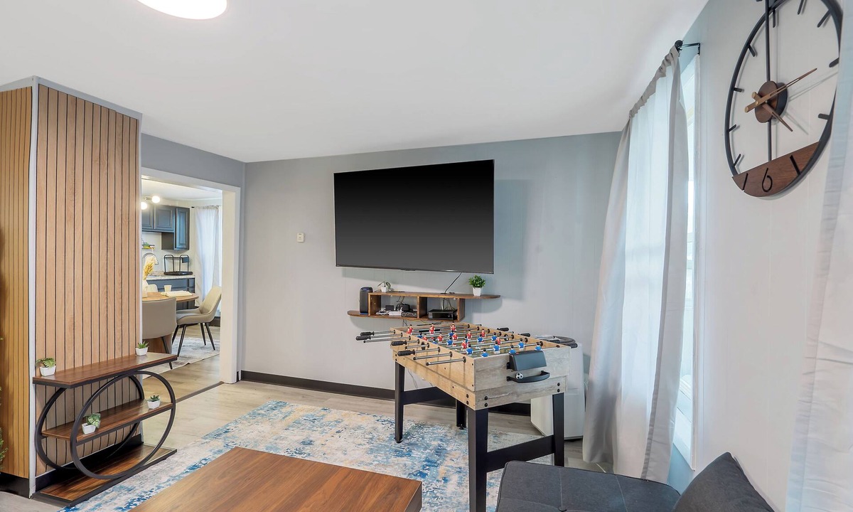 Westside Apartment | Stylish 2BR Syracuse Stay, Near Zoo, Museums and Downtown