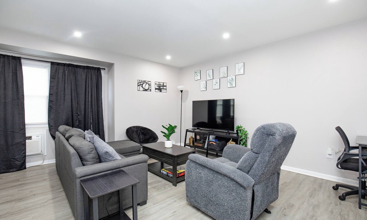 Orange House | Stylish 2BR, Unit 2, Smart Lock, Yard, Laundry