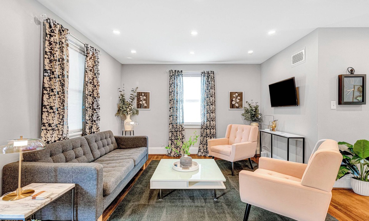 Lakeside House | Stylish 2BR w/Fenced Yard & Deck, Walk to Botanical Gardens, Dog-Friendly