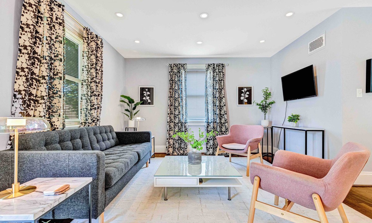 Lakeside House | Stylish 2BR w/Fenced Yard & Deck, Walk to Botanical Gardens, Pet-Friendly