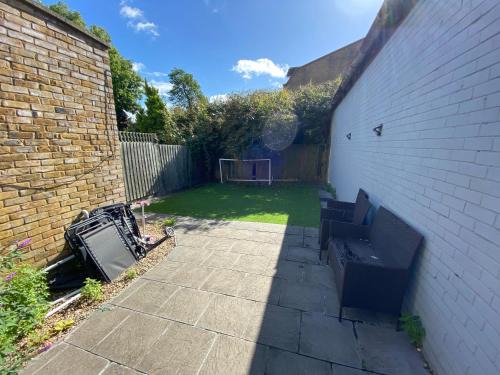 South Woodford Apartment | Stylish 3-Bed Flat Opposite Central Line Station