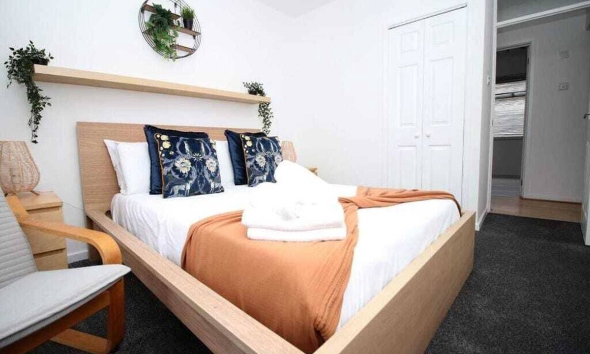 Penarth Apartment | Stylish 3 Bed Flat with Parking