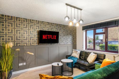 Stone House | Stylish 3 Bed House in Greenhithe