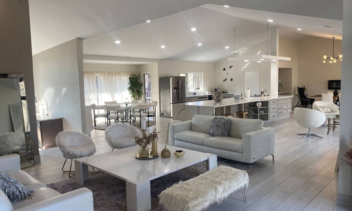 Rockford House | Stylish 3BD w/firepit & big backyard TV Room