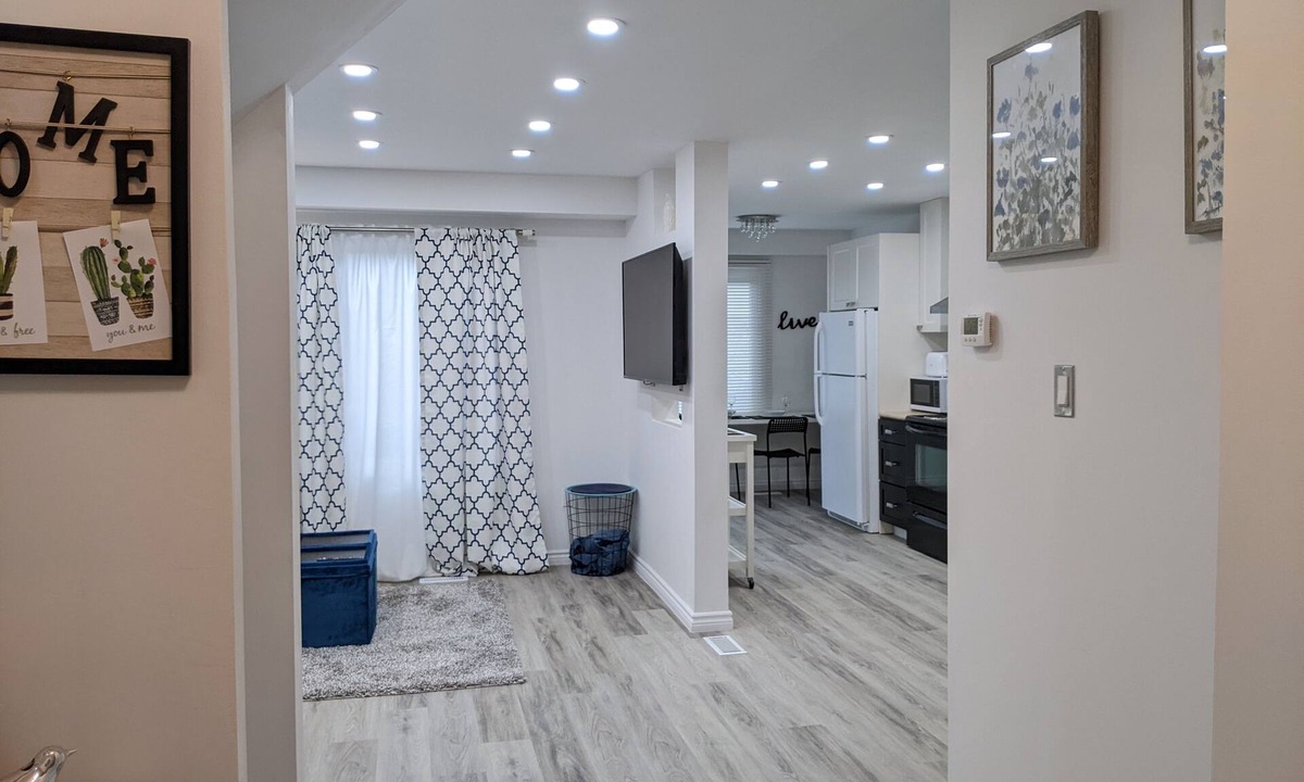Barrie House | STYLISH 3BDR HOUSE BARRIE