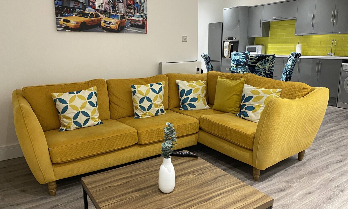 Cwmbrwla Apartment | Stylish 3beds Nystyle Apt - Parking, Self Check-in