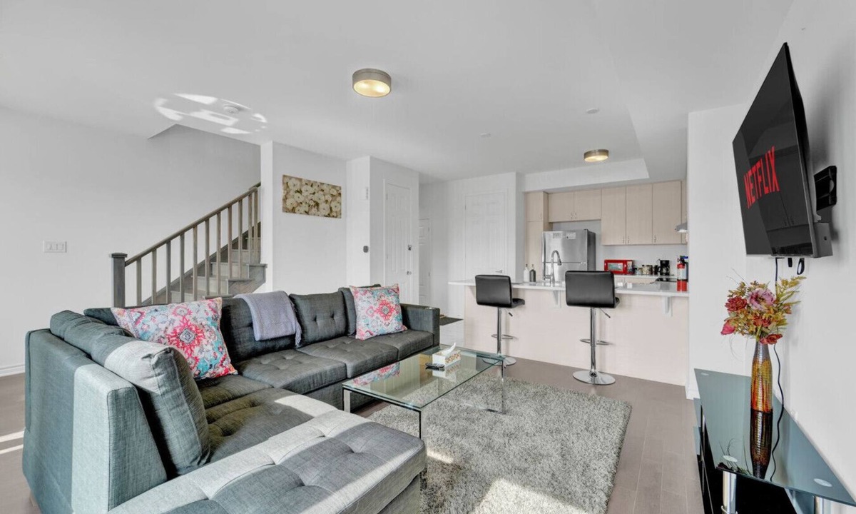 Norval Villa | Stylish 3BR 2.5 Bath Townhouse w/Patio & parking