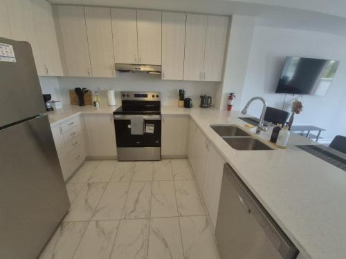 Norval House | Stylish 3BR 2.5 Bath Townhouse with Patio and parking