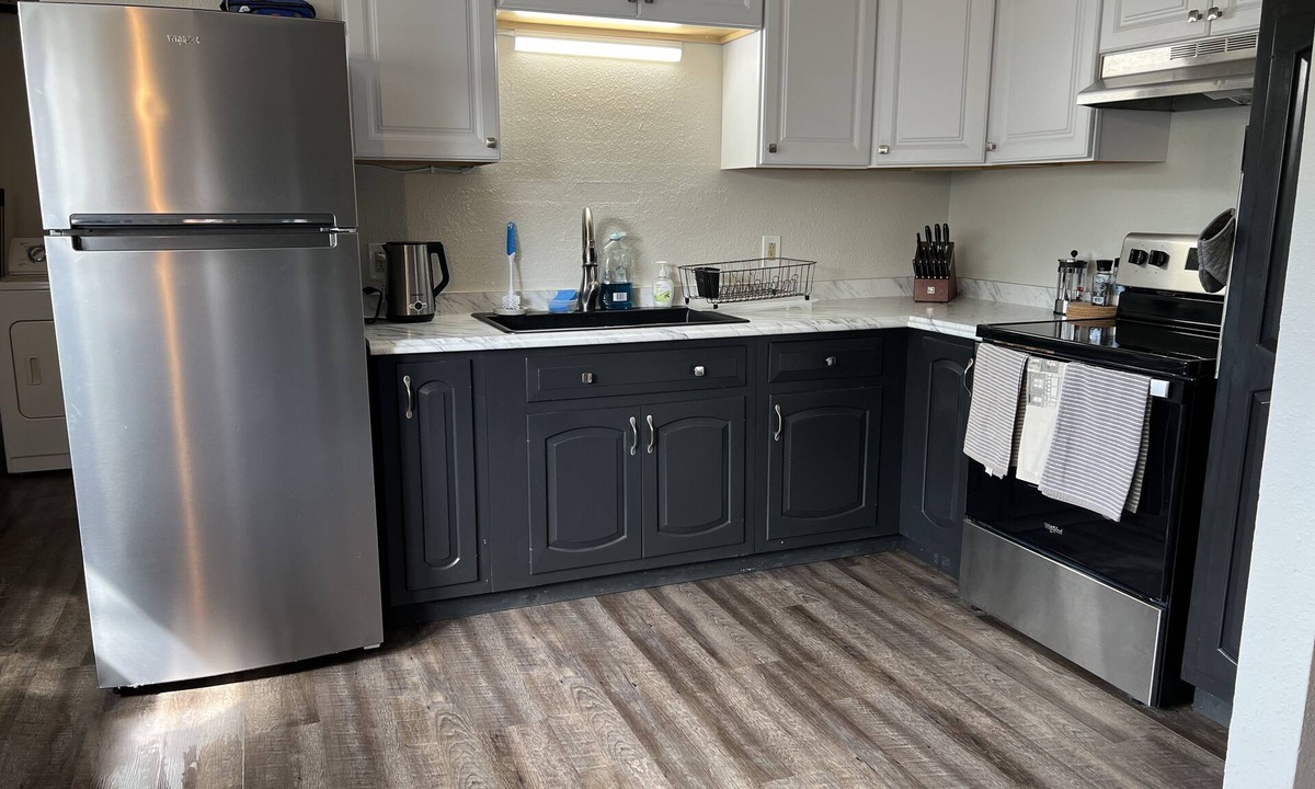 Airport Township House | Stylish 3br 2 bath close to downtown, the airport, and freeways.
