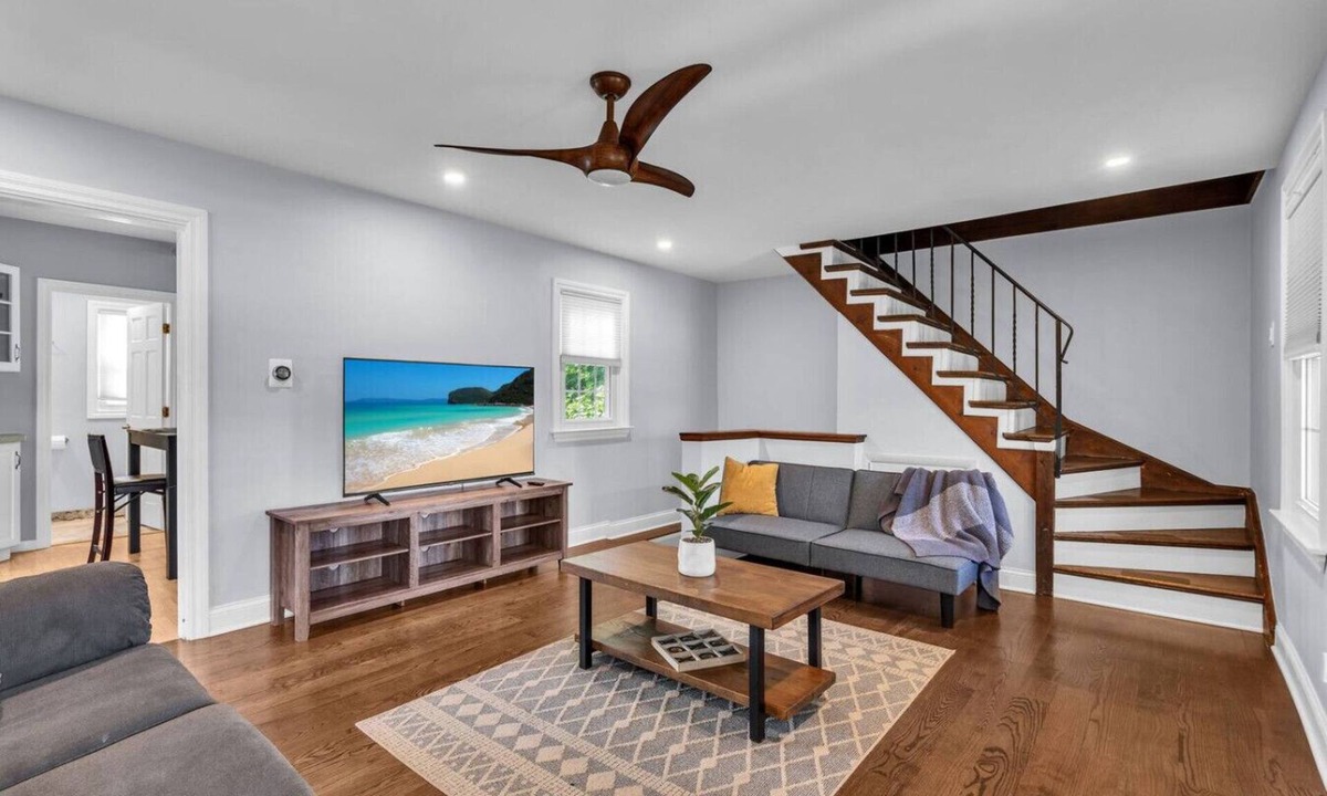 Arlington Heights House | “Stylish 3BR, 2 Bath Home for Longer Stays
