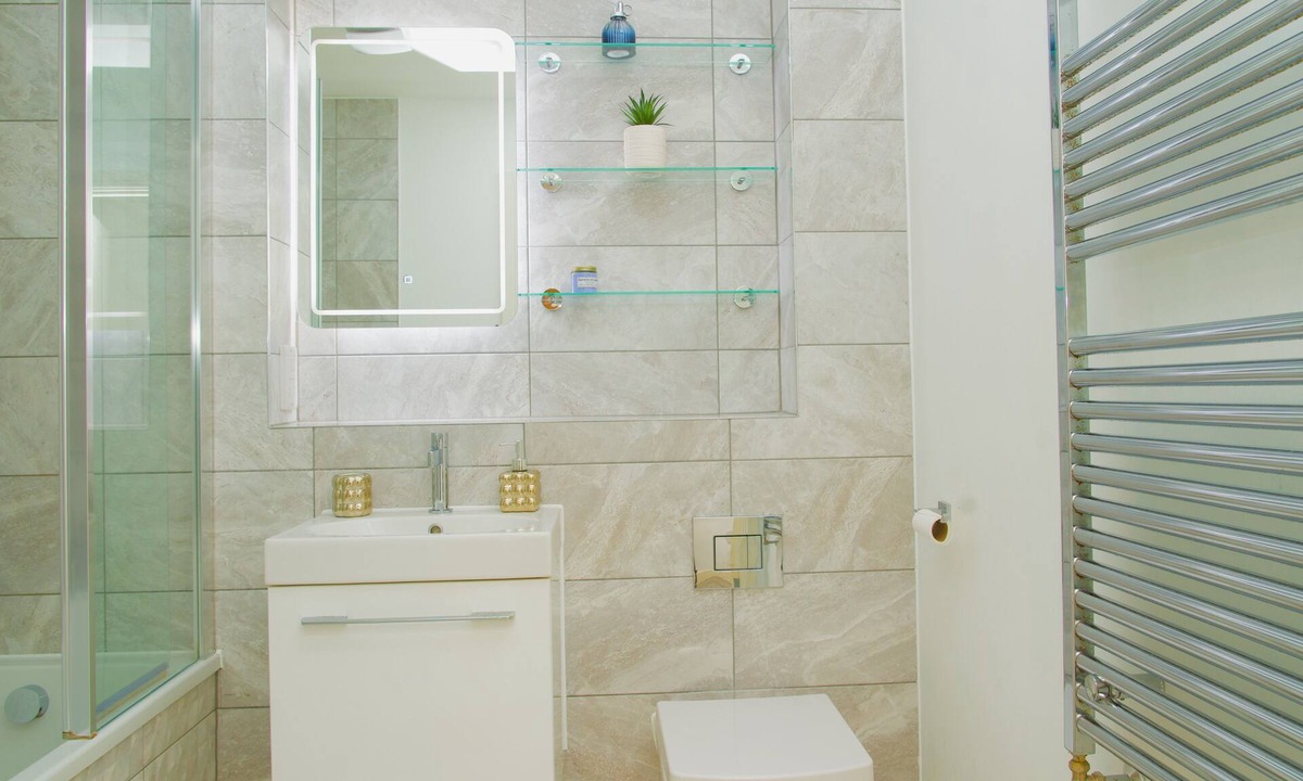 West Hill Apartment | Stylish 3BR | 3 Min to Southfields Station