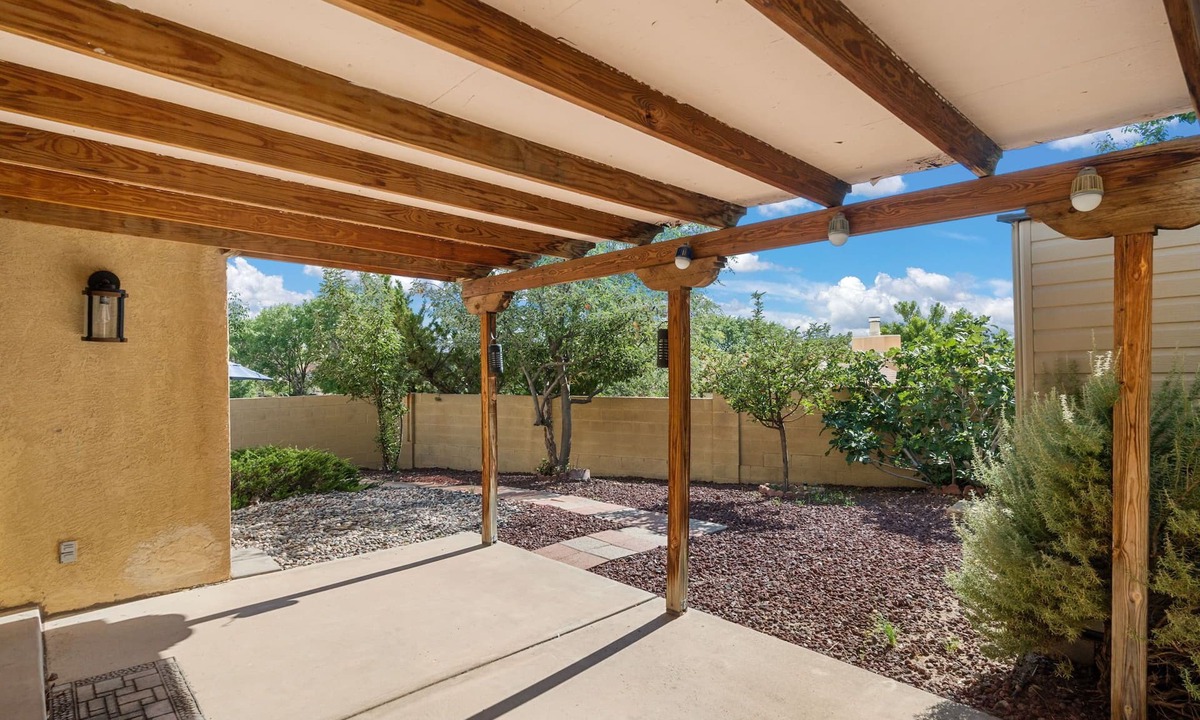Oso Grande House | Stylish 3BR Albuquerque Home in a great location. Private, Calm, & Comfortable.