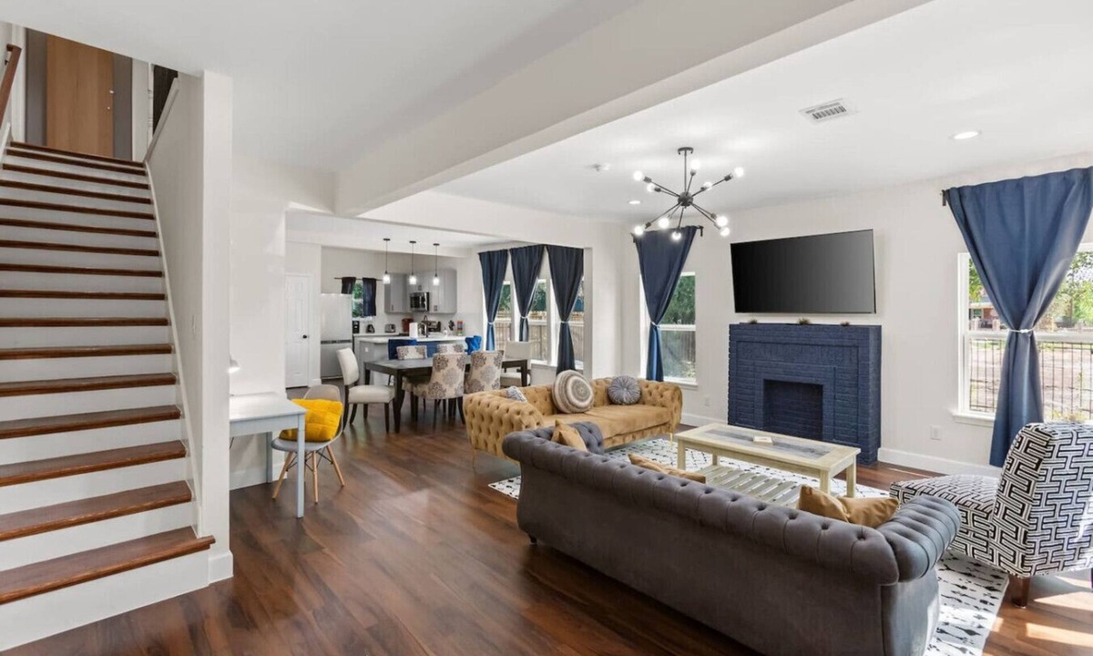 South Central Houston House | Stylish 3BR Duplex in Central Houston Sleeps 7