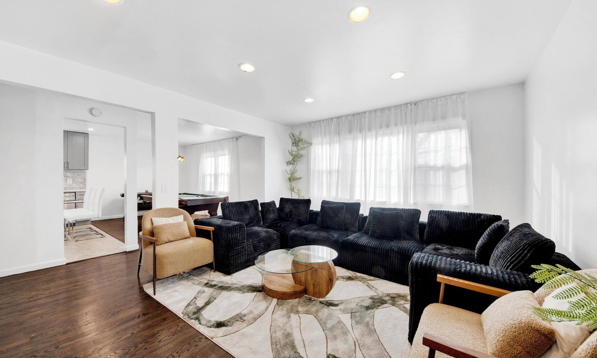 White Plains House | Stylish 3BR Home Game Room Free Parking Sleeps 16