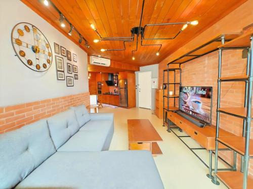 Karet Apartment | Stylish 3BR Rasuna Apt with Pool, Gym,Wi-Fi, Netflix by 2ndHome