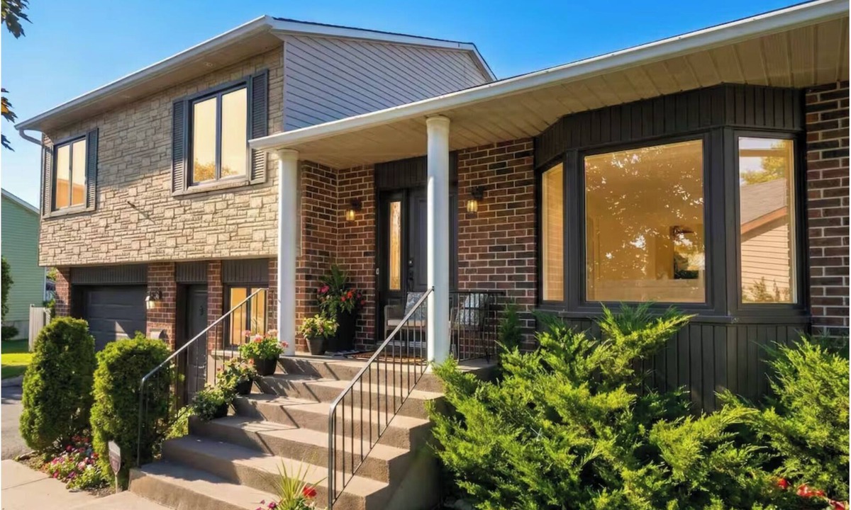 Vaudreuil House | Stylish 3BR w/Hot Tub, Heated Pool & Free Parking