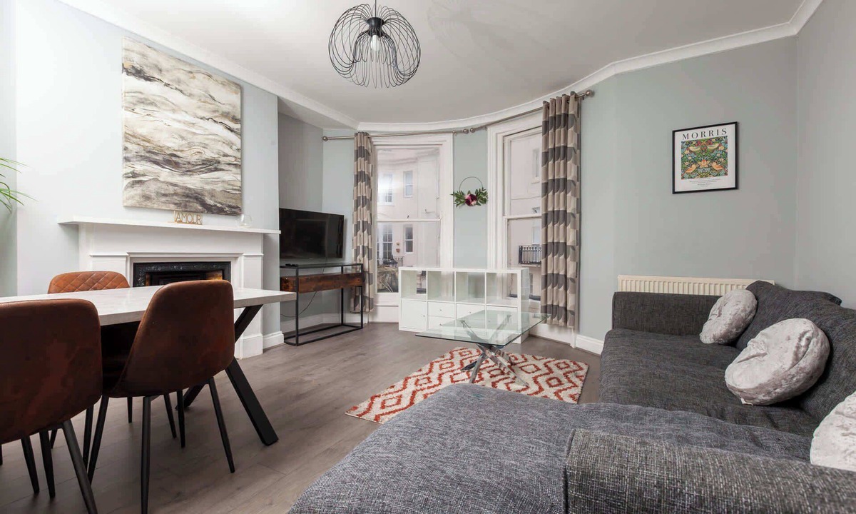 Hove Apartment | Stylish 4 BDR Coastal Escape