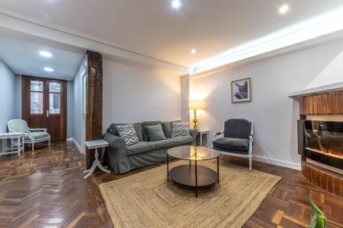 San Francisco Apartment | Stylish 4 Double Rooms, Central Bilbao (Old Town)