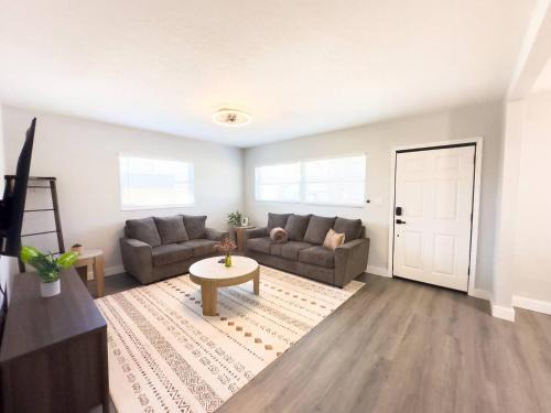Egypt Lake-Leto House | Stylish 4B2B Fire pit, Grill, Location