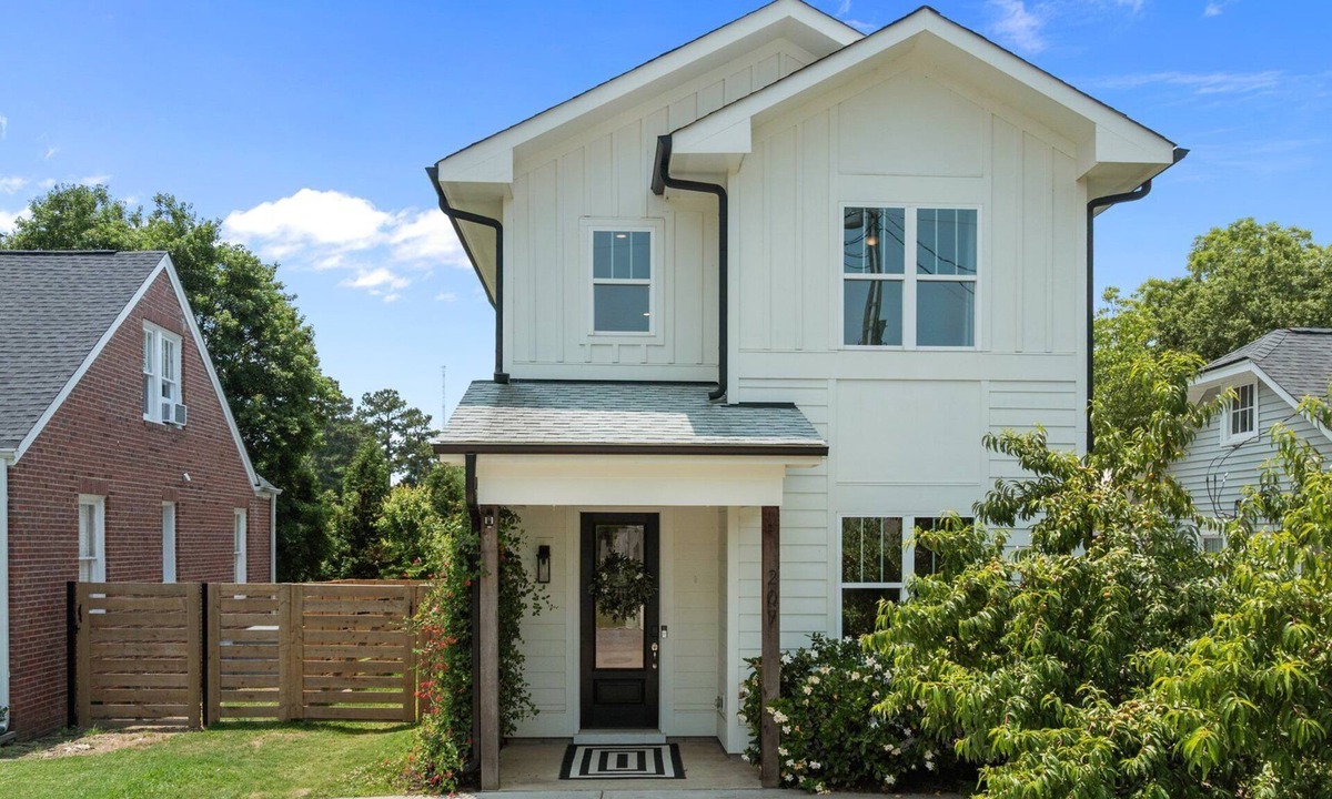 Southwest Raleigh House | Stylish 4BR Escape Come Watch The Canes Chase The Cup!