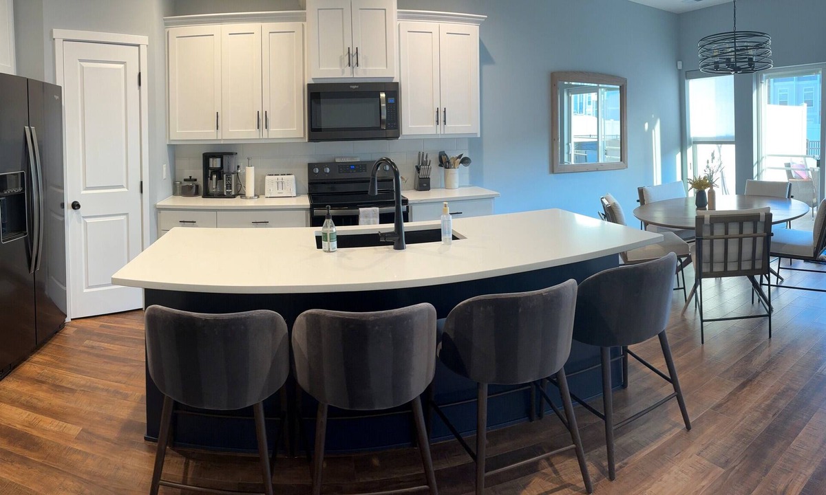 Waterloo House | Stylish 4BR Hot Tub Retreat +Near Omaha + Garage + EV