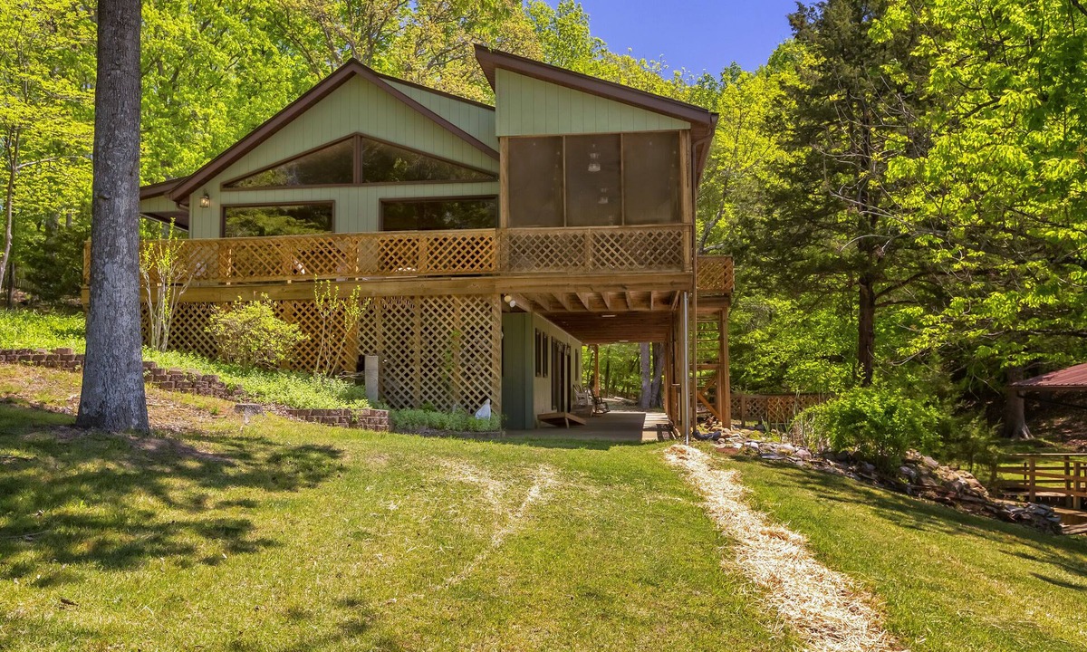 Wolf Creek House | Stylish 4BR Lakefront Cabin w/Hot Tub