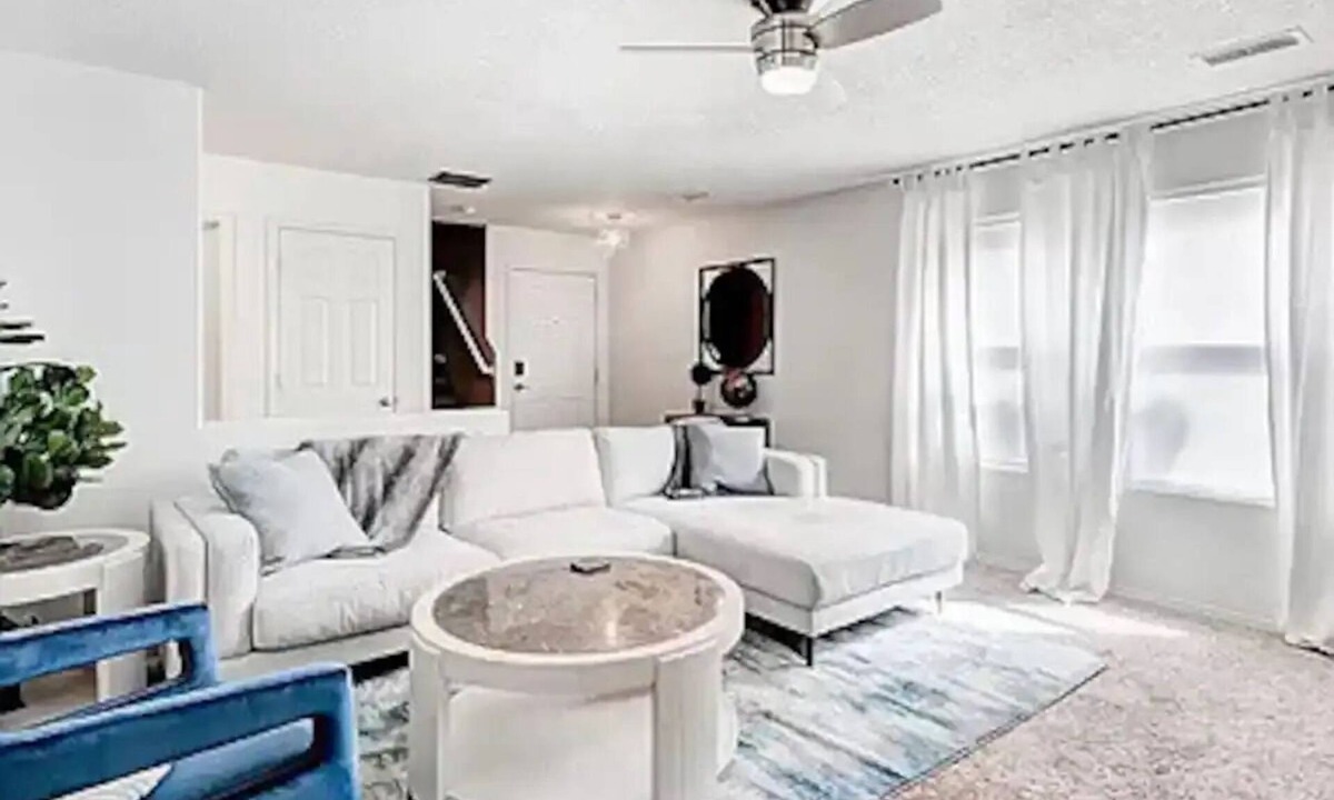 Tierra Oeste House | Stylish 4BR Oasis - Best of ABQ w/Scenic Backyard